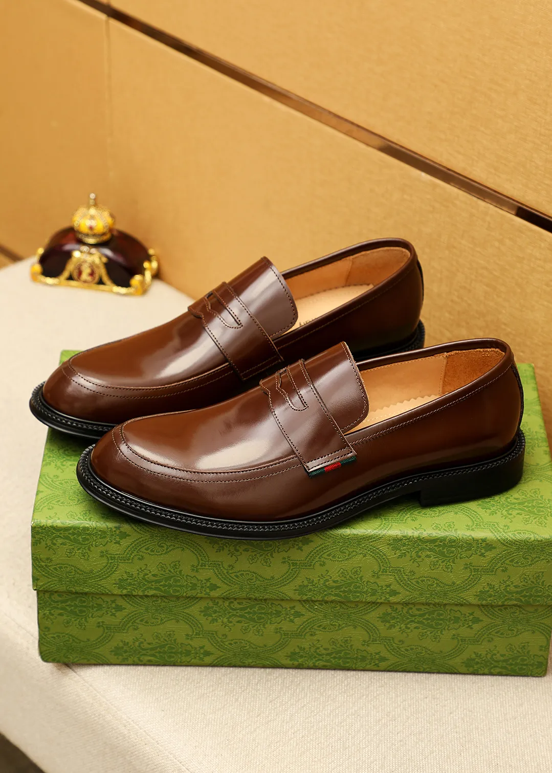 Men's shoes 💰520 💐 Product trademark: GUCCI "Gucci" casual leather shoes Regular size: 38-44 (45.46🉑️customized) Product materials: Selected imported first-layer open-edge beaded cowhide leather upper, imported water-dyed cowhide leather lining. Strong three-dimensional visual effect, original outsole Color: 4⃣️colors available